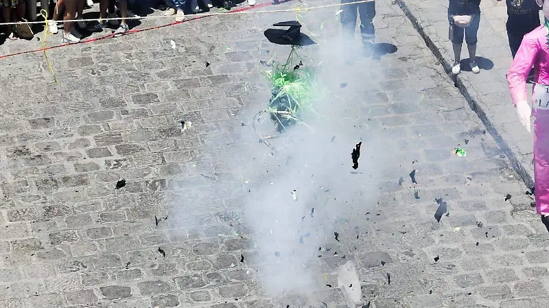 Figuras de cartón y pólvora estallaron frente al Palacio Municipal